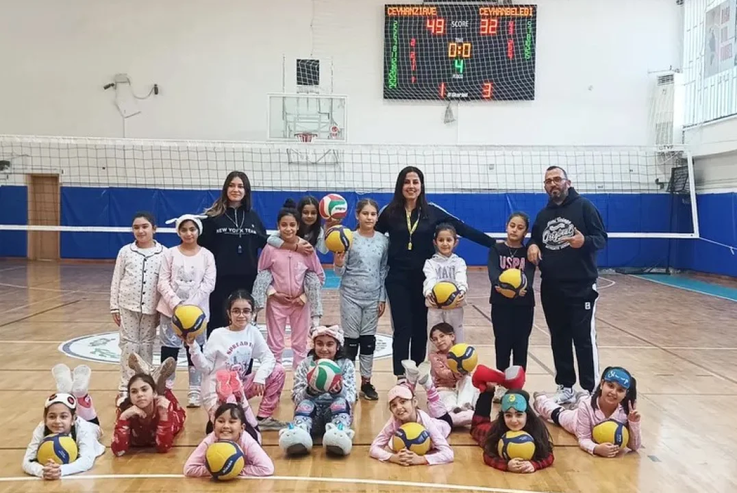 Ceyhan’da Altyapıdan Zirveye: Kız Voleybolcular Yetişiyor