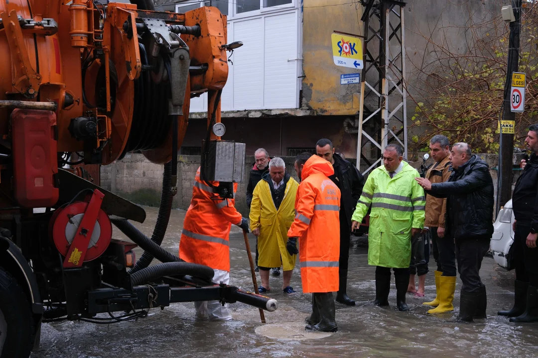 Metrekareye 72 kg yağmurun yarattığı sorunlara Büyükşehir aralıksız müdahale ediyor.