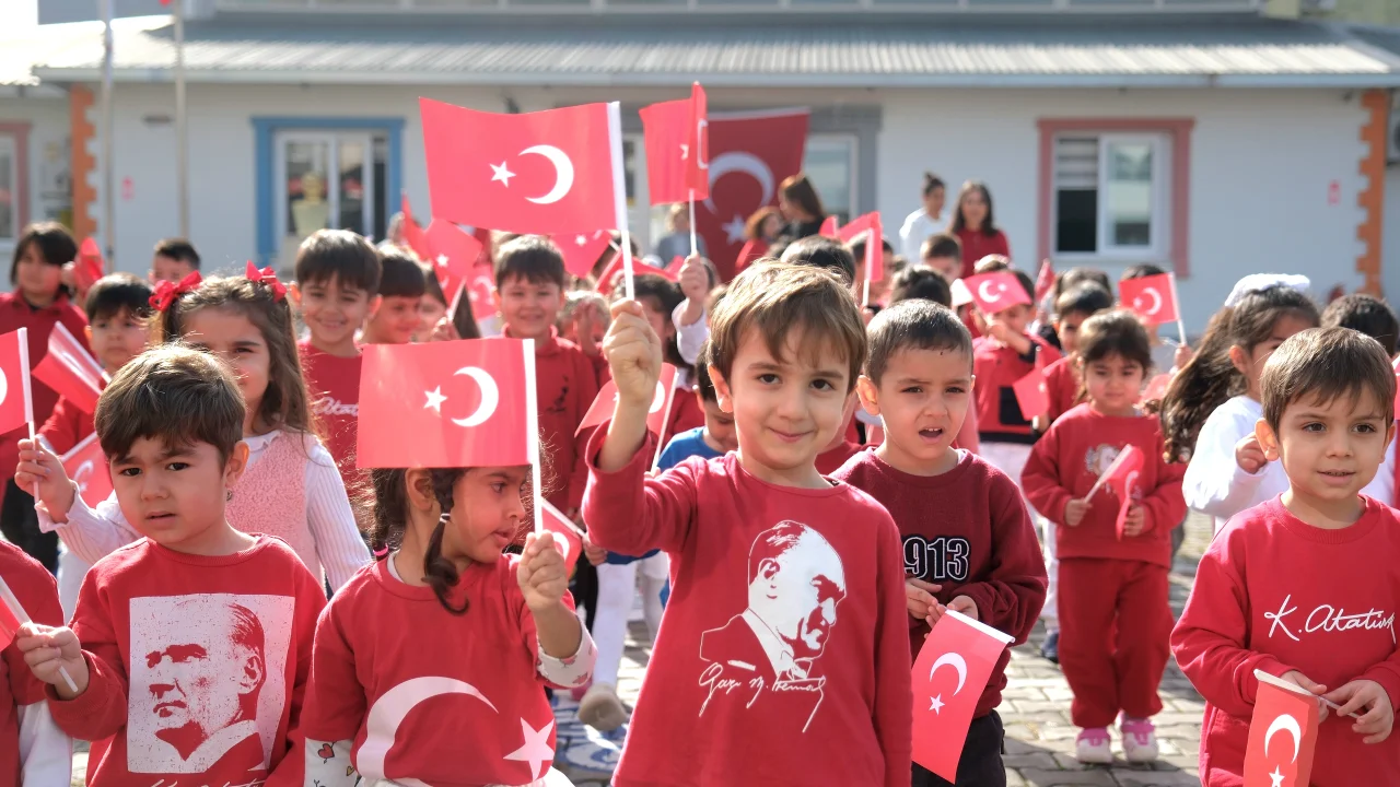 Ceyhan Belediyesi Kreşlerinde İlk Ders: Bayrak Sevgisi