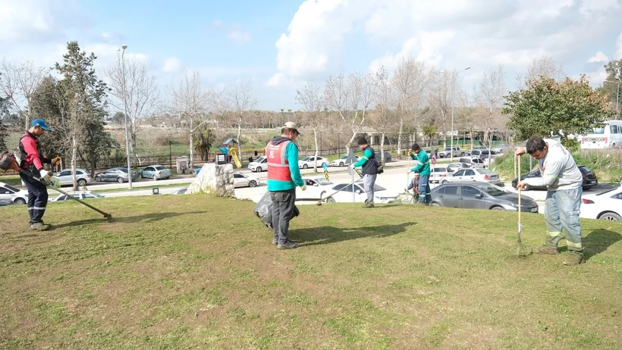 Ceyhan Belediyesi Park ve Bahçeler Müdürlüğü’nden İlçe Genelinde Yoğun Mesai