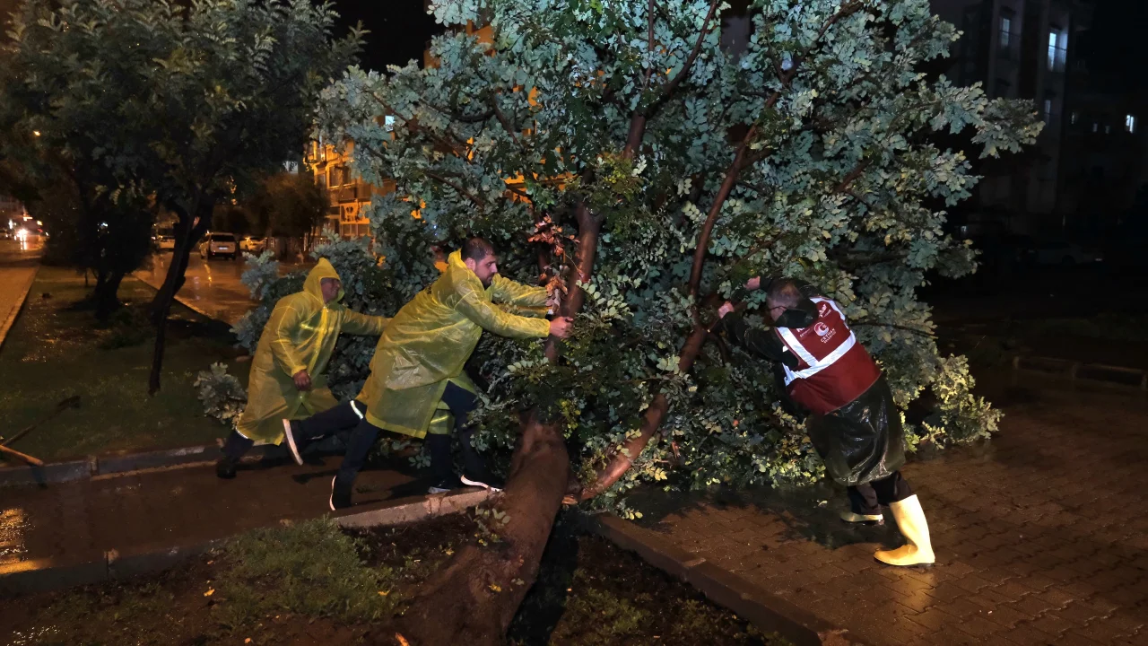 Ceyhan Belediyesi 40 Araç, 200 Personelle Sağanak Yağışa Karşı Seferber Oldu