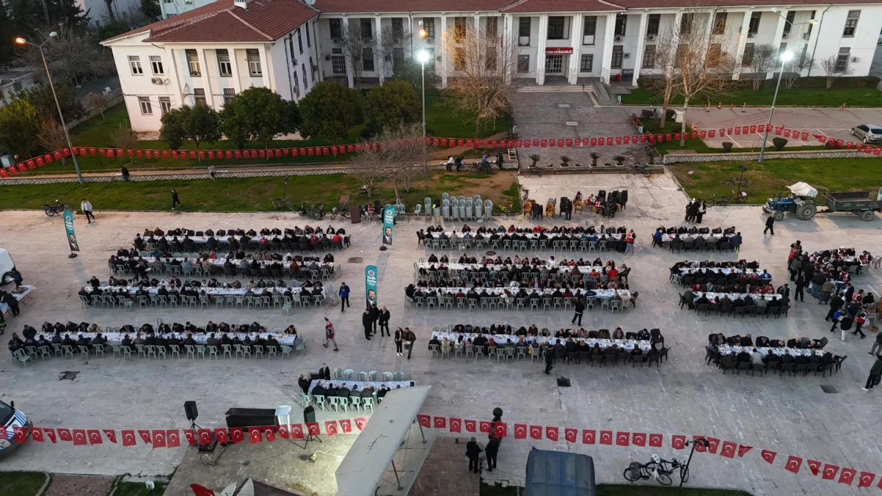 Ceyhan Cumhuriyet Meydanı’nda Dev İftar: Binlerce Vatandaş Aynı Sofrada Buluştu!