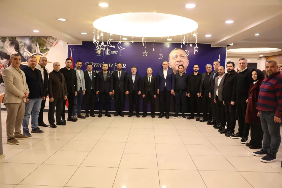 AK Parti MKYK Üyesi Abdurrahman Akyüz Adana’da Sahaya İndi: Gençlerle ve Esnafla İftar Bereketi