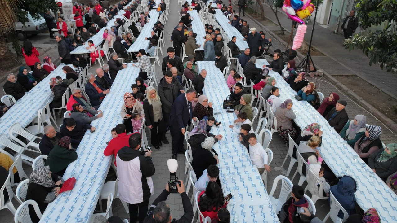 Tellidere’de Gönüller Birleşti: Zeydan Karalar Binlerce Adanalıyla Aynı Sofrada!