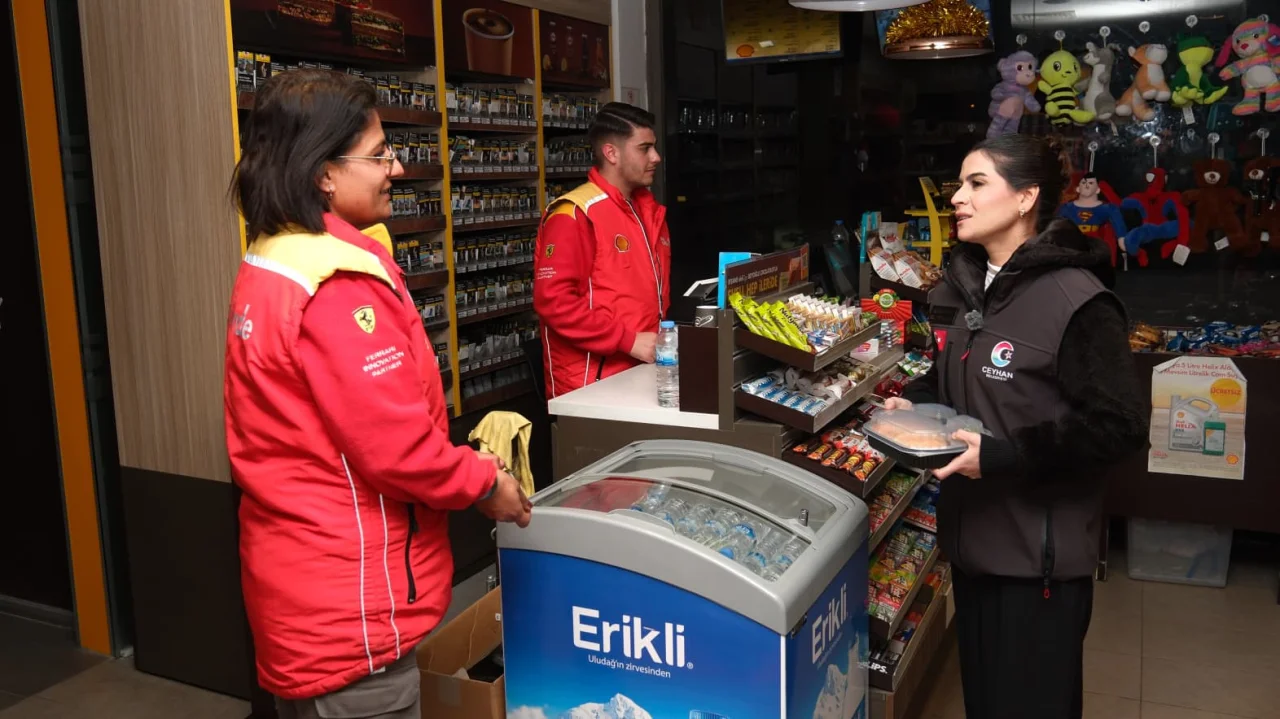 Ceyhan Belediye Başkan Vekili Yıldız, Sahurluk İkramları Kendi Elleriyle Dağıttı!
