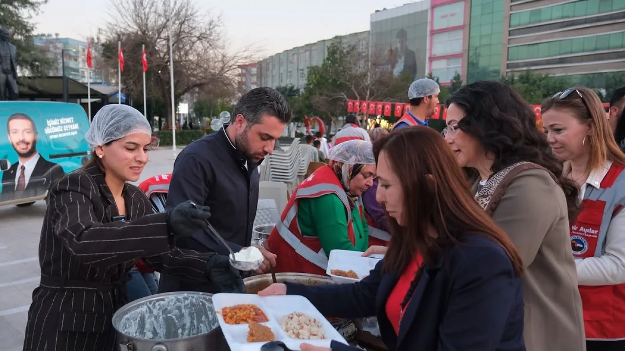 Ceyhan’da 15. İftar Coşkusu: Binlerce Vatandaş Aynı Sofrada Buluştu