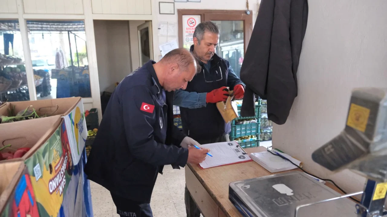 Ceyhan’da Manavlara Sıkı Markaj: Fiyat, Hijyen ve Ruhsat Denetimi!