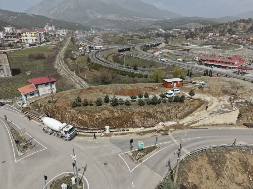 Pozantı’da Gençlik Yatırımı Hız Kesmiyor: Başkan Ali Avan Şantiyede İncelemelerde Bulundu!