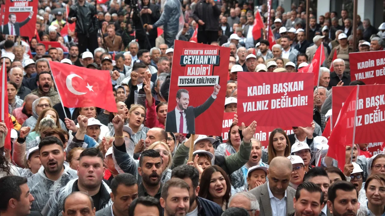 Yağmura Rağmen Binlerce Ceyhanlı Meydanda: Kadir Aydar İçin Adalet Çağrısında Bulundu