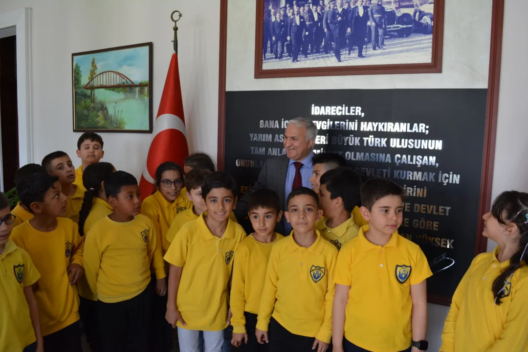 Ceyhan’ın Minik Yıldızlarından Kaymakam Kurtyemez’e Çiçekli Ziyaret