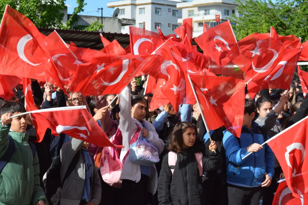 Kaymakam Kurtyemez Haftaya Bayrak Töreniyle Başladı: Arif Nihat Asya Okulu’na Ziyaret