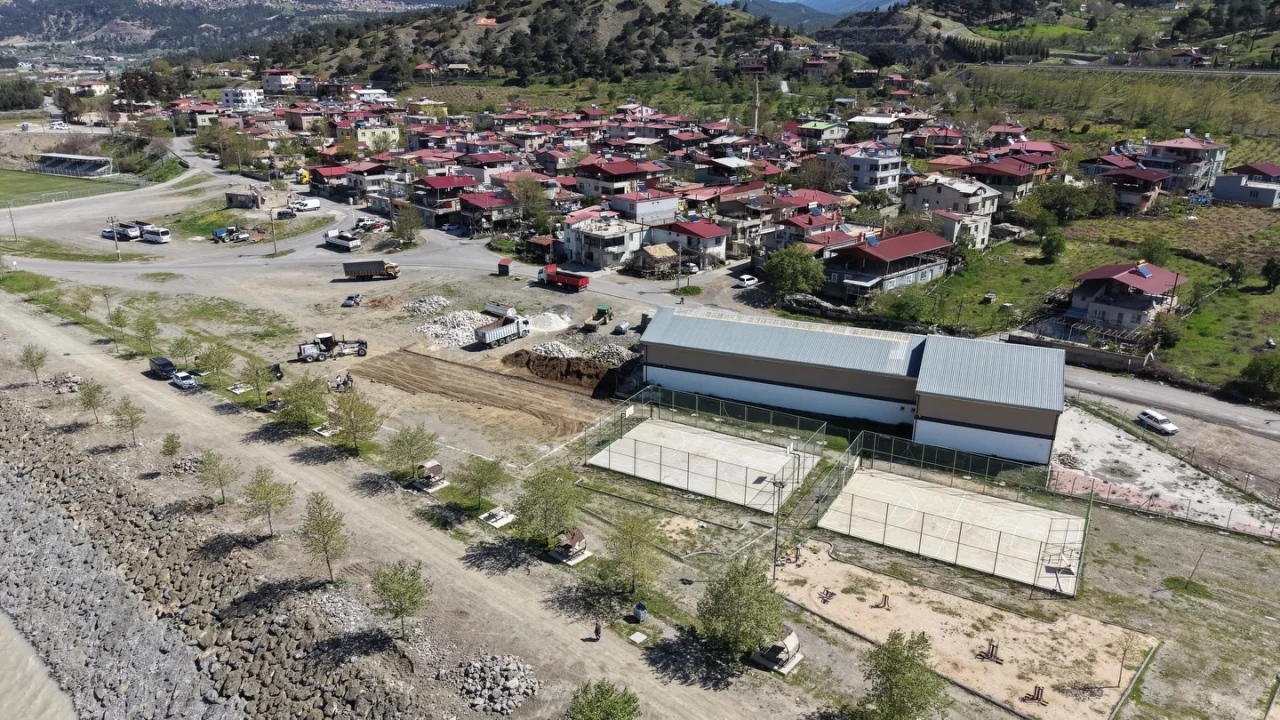 Gökbez’e FİFA Standartlarında Tesis: Başkan Ali Avan Sahaya İndi!