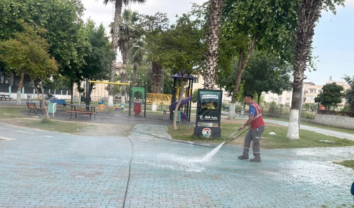 Ceyhan’da Büyük Temizlik Seferberliği: Kent Meydanı ve Parklar Köpüklü Suyla Yıkandı!