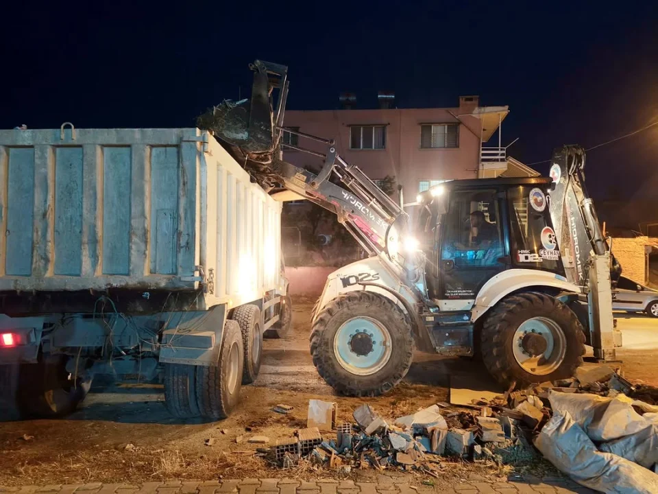 Ceyhan Belediyesi’nden Beş Mahallede Gece Operasyonu: Molozlar Temizlendi!