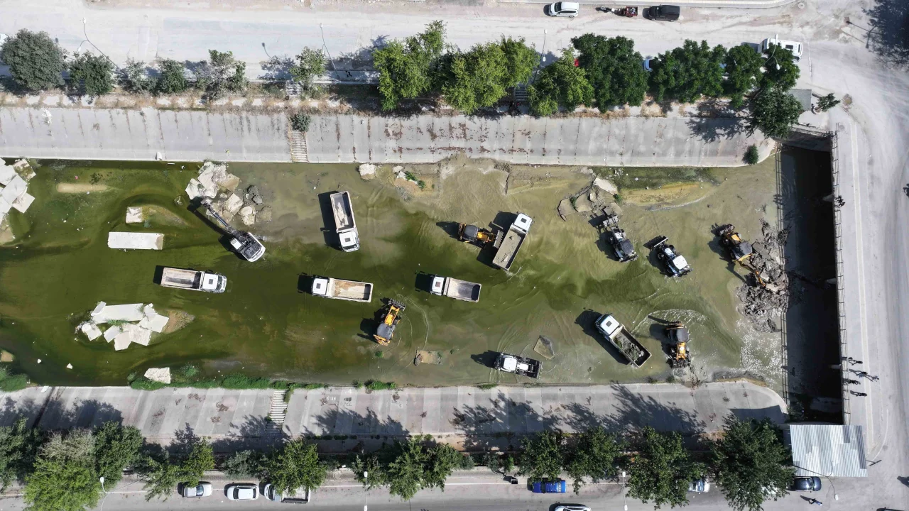 ASKİ’den Sarıçam Deresi’nde Dev Temizlik Hamlesi: 50 Kişilik Ekip ve 25 İş Makinesi Sahada!