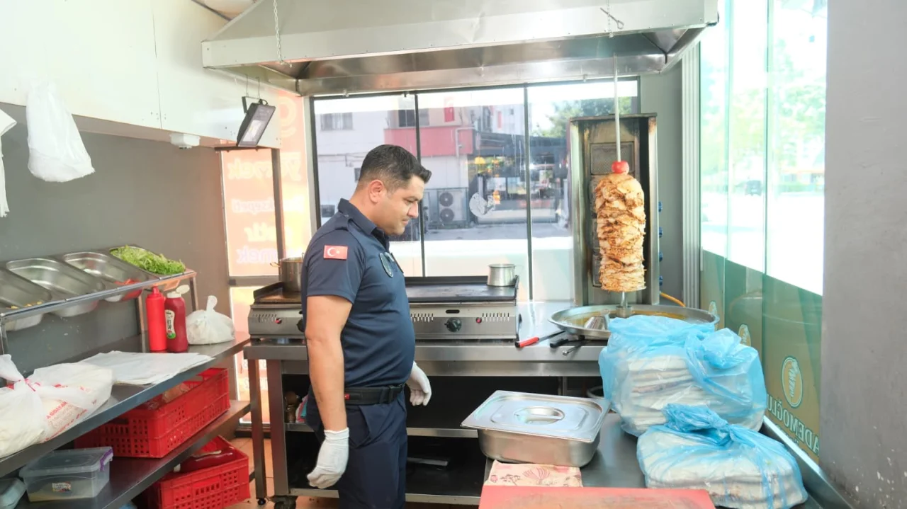 Ceyhan’da Halk Sağlığı Alarmı: Döner Satışı Yapan İşletmelere Sıkı Markaj!