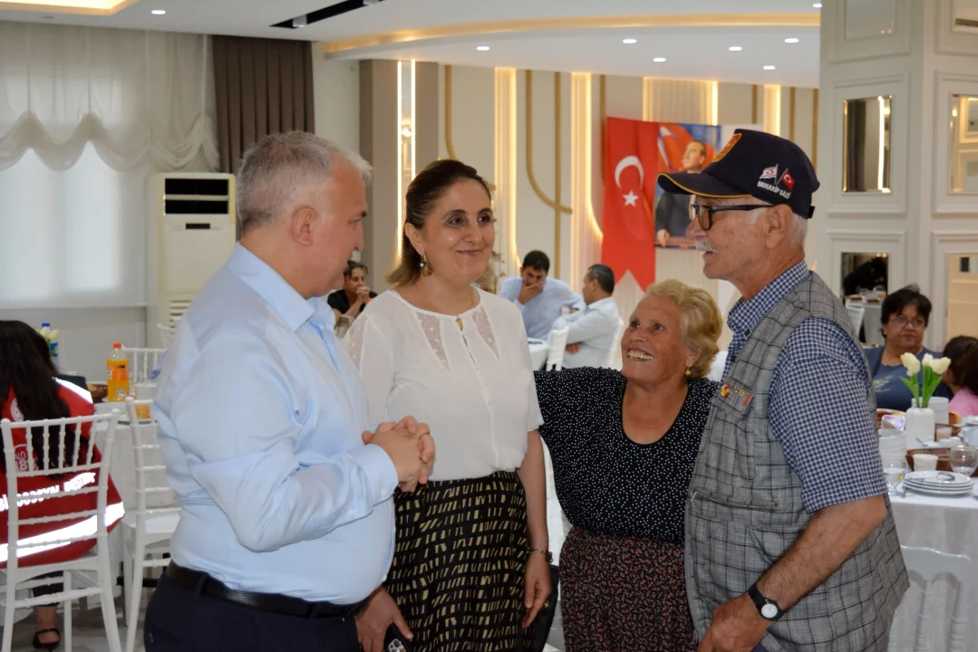Ceyhan’da Şehit Aileleri ve Gaziler Onuruna Yemek: Kaymakam Kurtyemez ve Eşi Davetlilerle Buluştu
