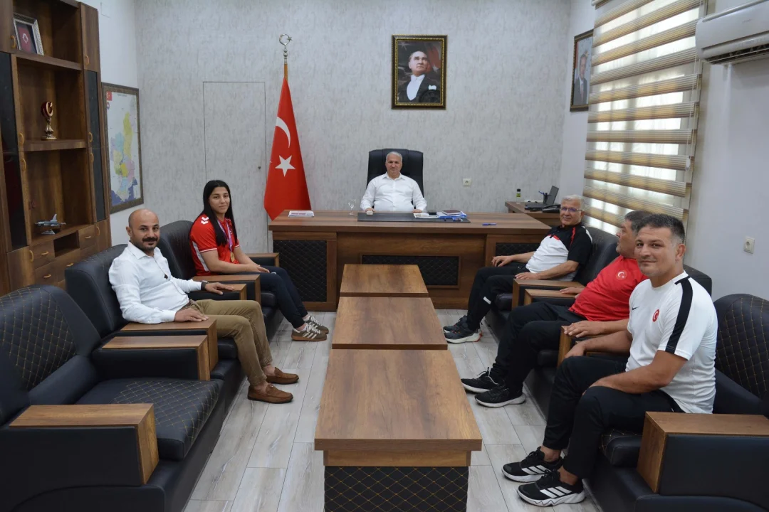 Ceyhan’da Gurur Günü: Kaymakam Ramazan Kurtyemez Avrupa Şampiyonu Elif Şevval Kurt’u Kabul Etti