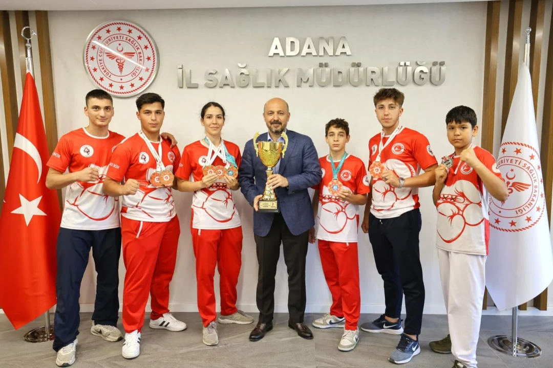 Ringde Derece, Makamda Tebrik: Adana İl Sağlık Müdürü Halil Nacar Şampiyonları Bağrına Bastı