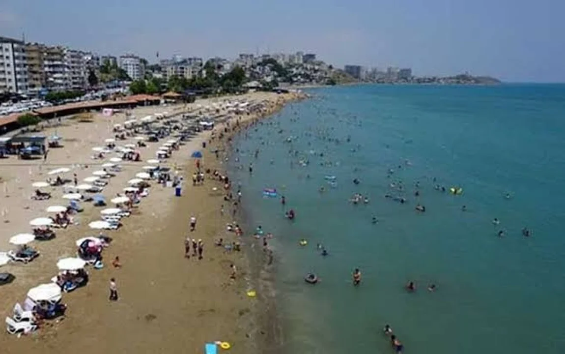 Adana Kıyılarında Tehlikeli Dalga Uyarısı: Valilik 1 Günlük Yasak Kararını Duyurdu
