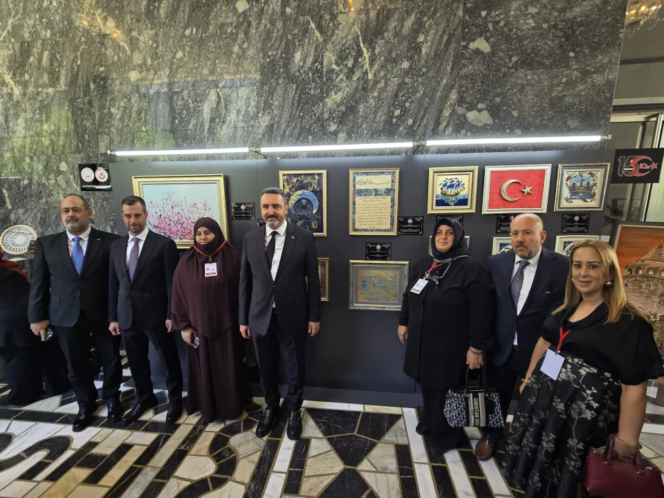 Ceyhan TBMM’de Gururla Temsil Edildi: Şehit Annelerinin Ebru Eserleri Meclis’te Sergilendi!