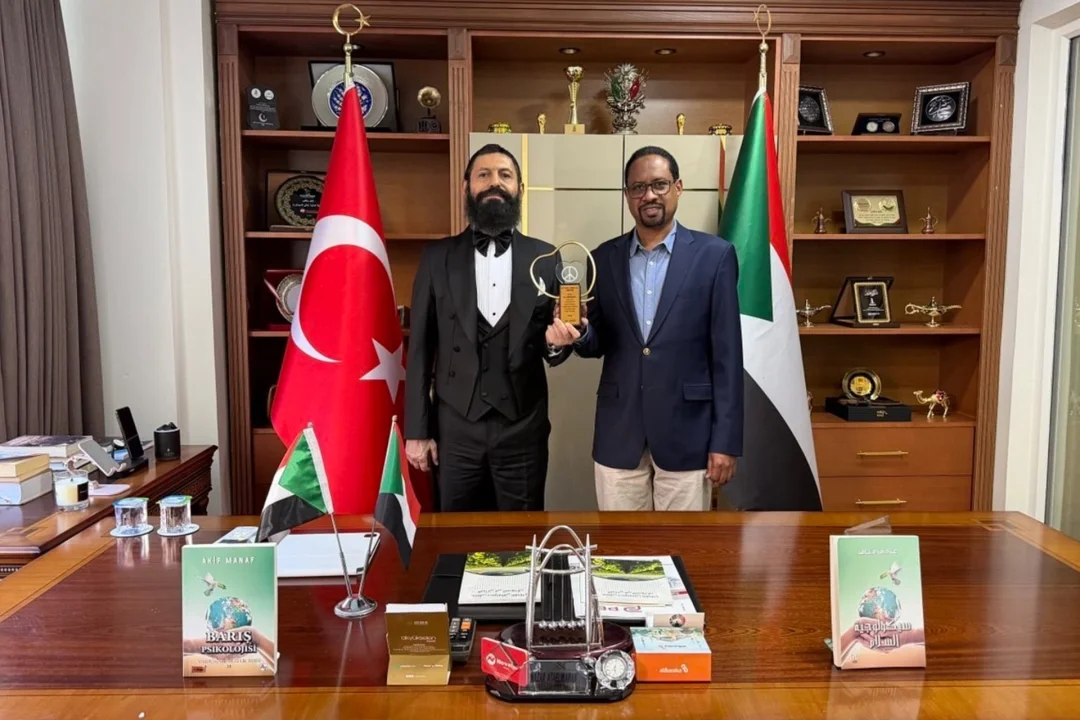 Yazar Akif Manaf’a TURSUD’dan “Sudan-Türkiye Barış Ödülü”