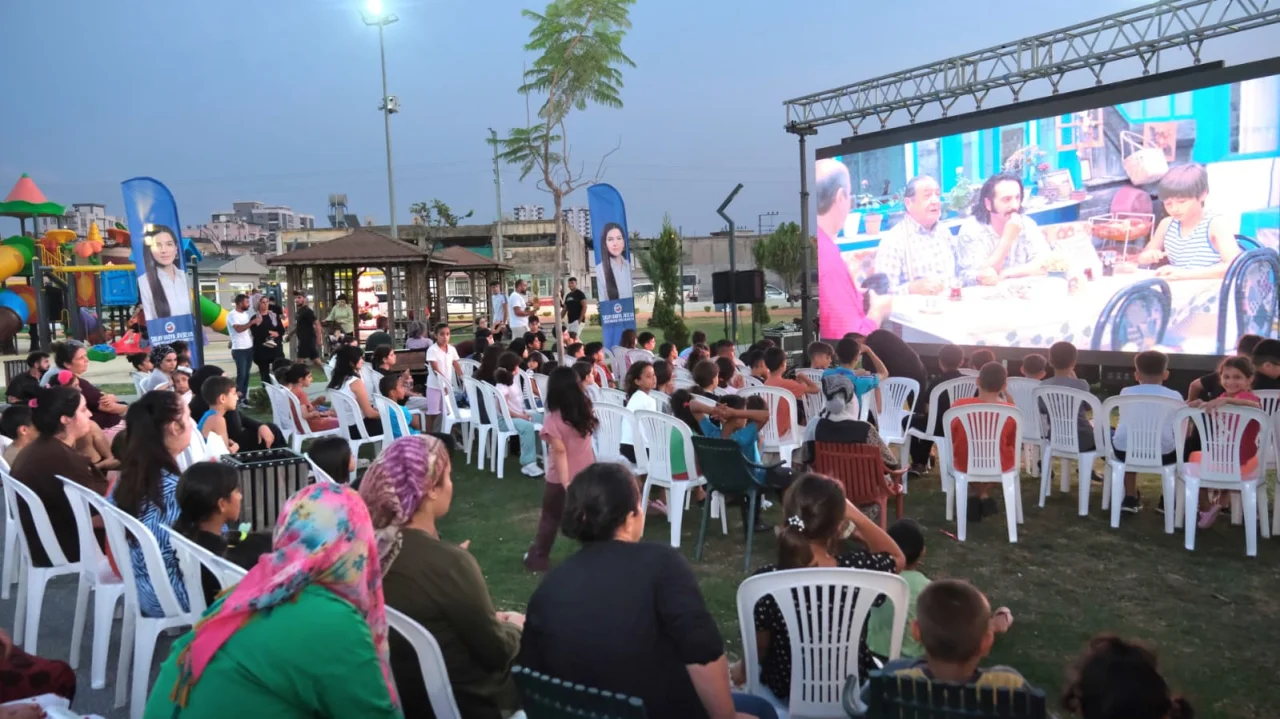 Ceyhan’da Açık Hava Sinema Keyfi: İki Farklı Parkta Yeşilçam Rüzgarı Esecek
