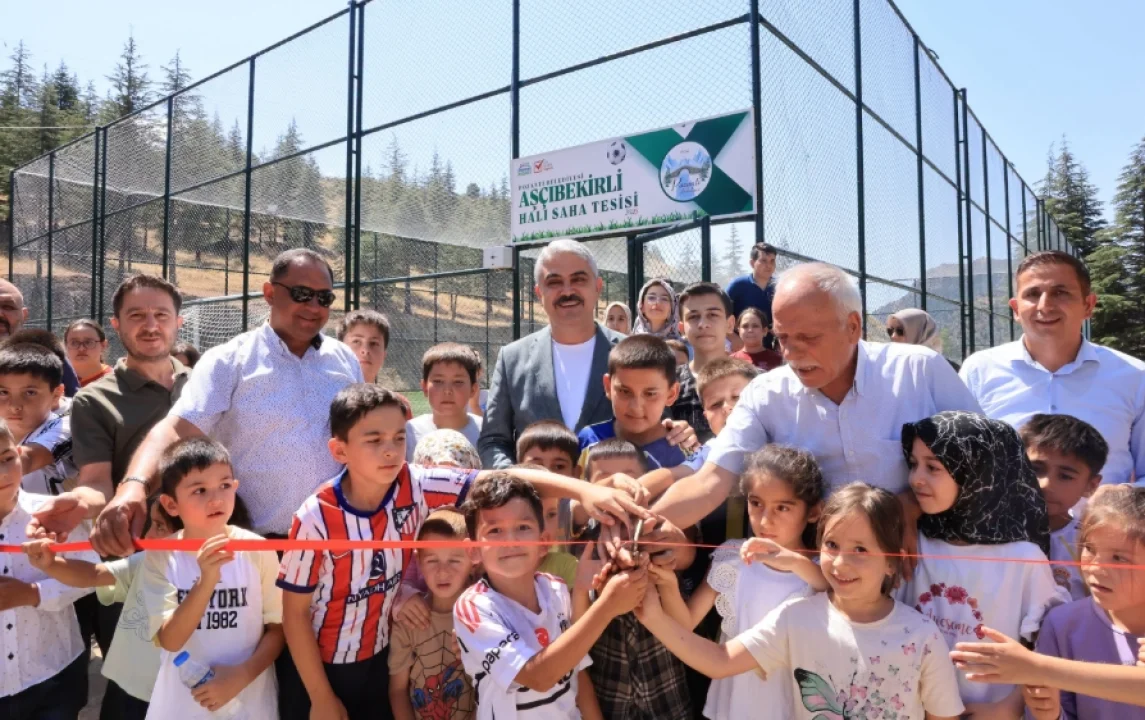 Pozantı Belediye Başkanı Ali Avan Aşçıbekirli’de FIFA Standartlarında Halı Saha Açtı