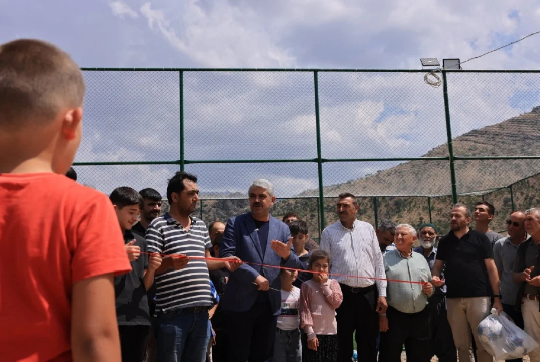 Pozantı Belediyesi Yağlıtaş’ta FIFA Standartlarında Halı Saha Açtı