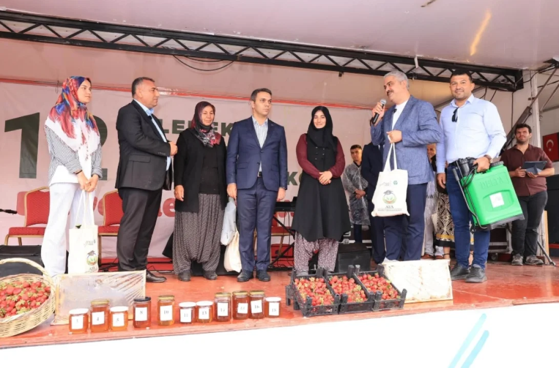 Karakışlakçı’da Tatlı Heyecan: 12. Çilek ve Bal Festivali Coşkuyla Gerçekleştirildi