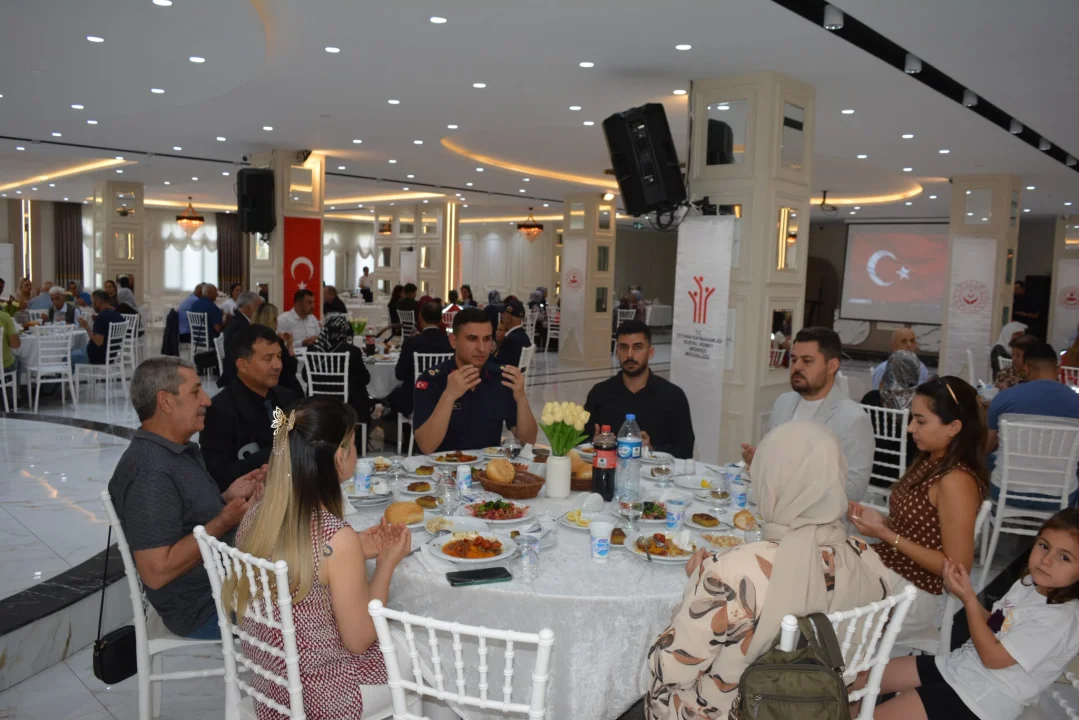 Ceyhan'da Kahraman Gazilerimiz ve Şehit Yakınlarımız Onuruna Anlamlı Yemek
