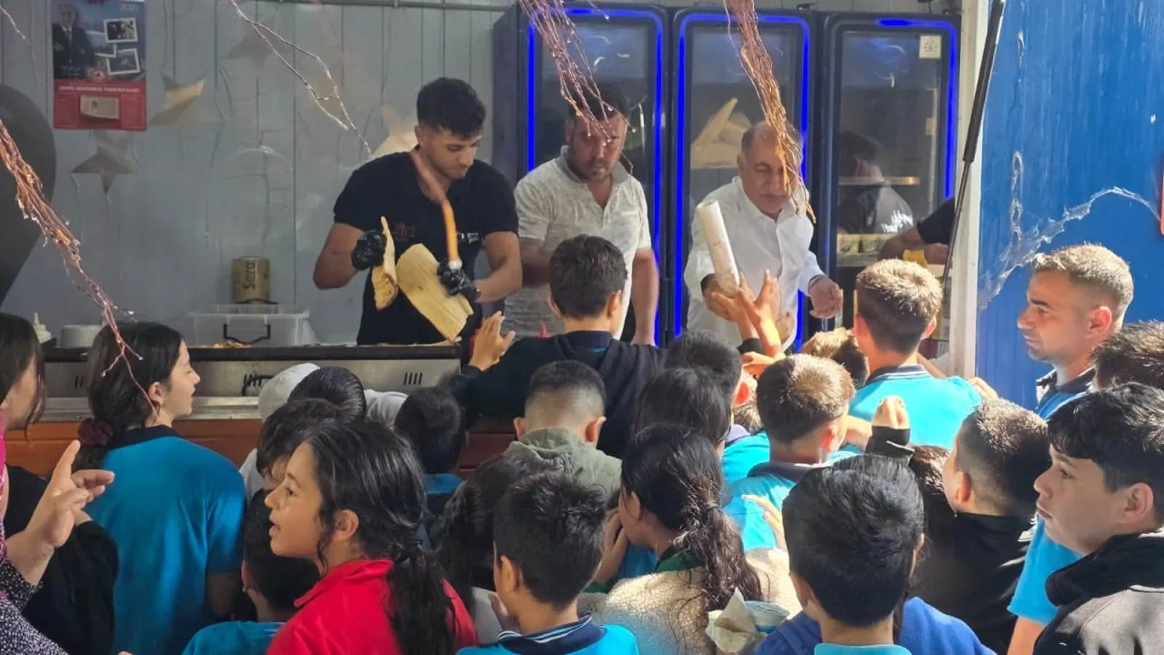 Başkan Erdinç Altıok’tan Öğrencilere Lezzetli Sürpriz: Sahilde Döner-Ayran İkramı!
