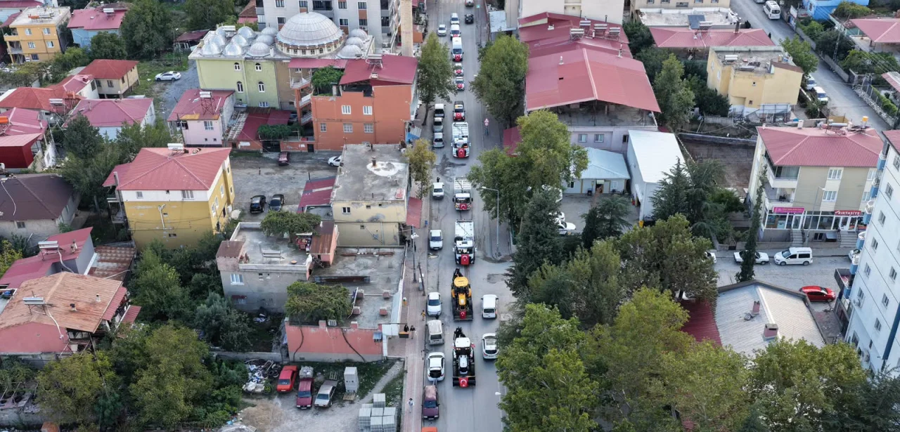Adana Pozantı’da Üretken Belediyecilik Rüzgarı! 14 Yeni Hizmet Aracı Şehir Turu Yaptı