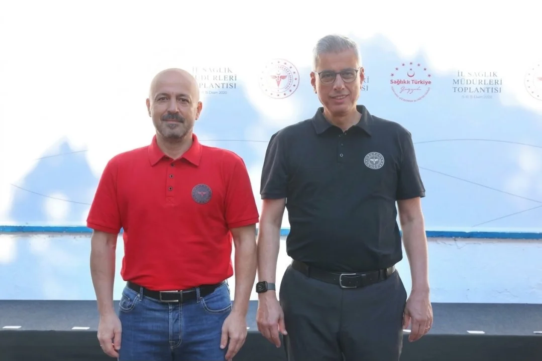 Adana Sağlığı İzmir Urla’da Masaya Yatırıldı! Dr. Halil Nacar Bakan Memişoğlu ile Buluştu