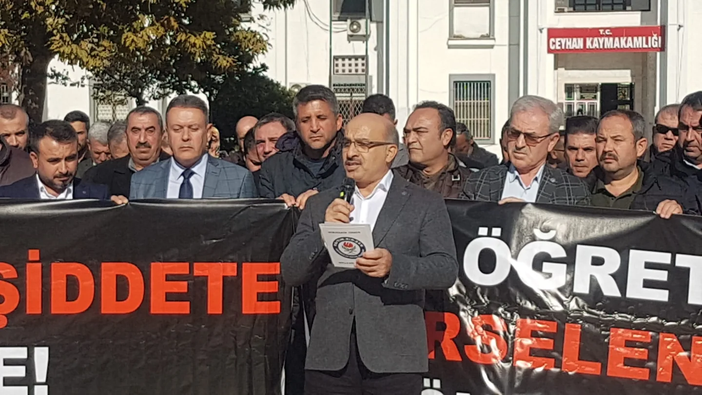 Bir öğrenci velisi tarafından okul müdürünün darp edilmesine eğitimcilerden protesto