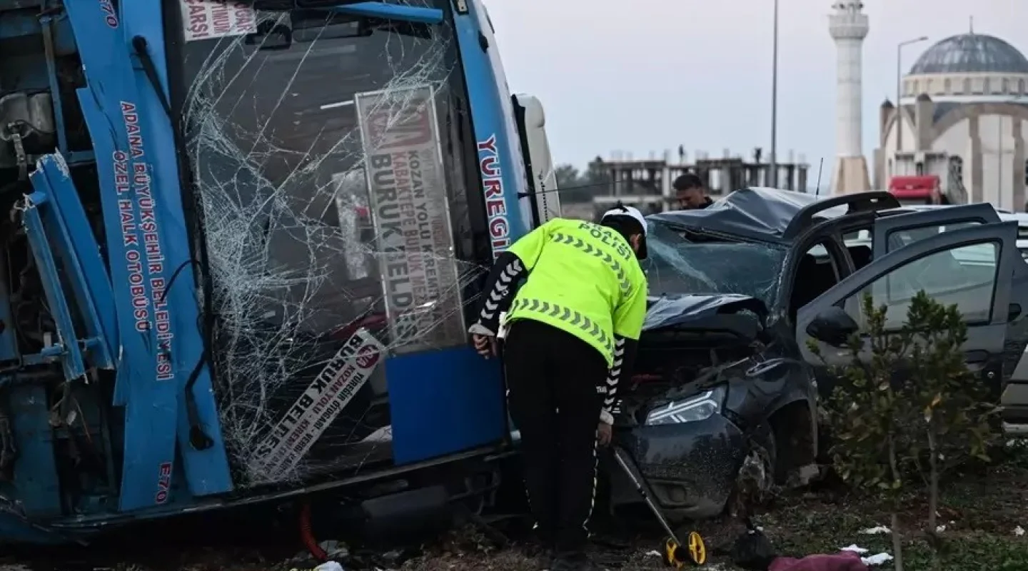 Adana'da Özel Halk Otobüsü kaza yaptı 7 Yaralı